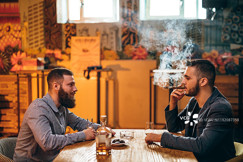 喝威士忌的英俊胡须男人们图片素材