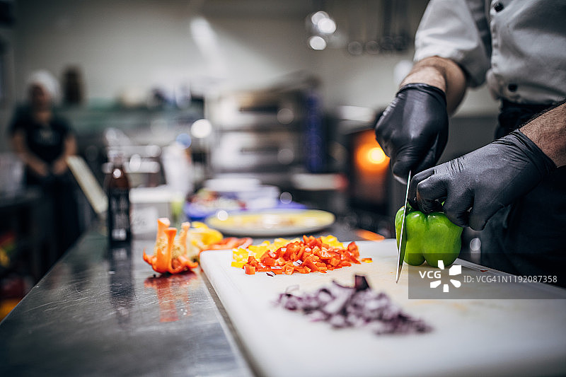 厨师在厨房切蔬菜图片素材