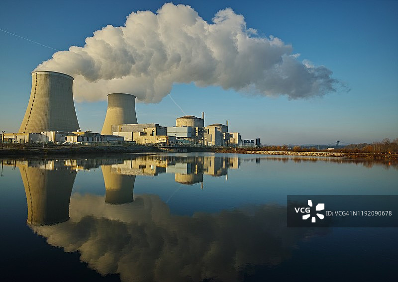 核电站/清洁能源的迷人倒影图片素材