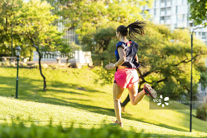 清晨公园里跑步的女人背影图片素材