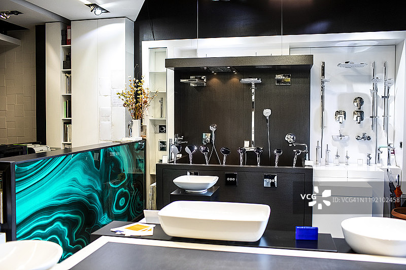 卫浴设备供应商的商店空间，展示着马桶、水槽和水龙头图片素材