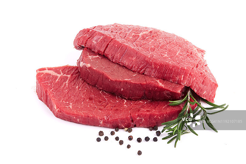 带迷迭香和胡椒的新鲜生肉，分离在白色背景上图片素材