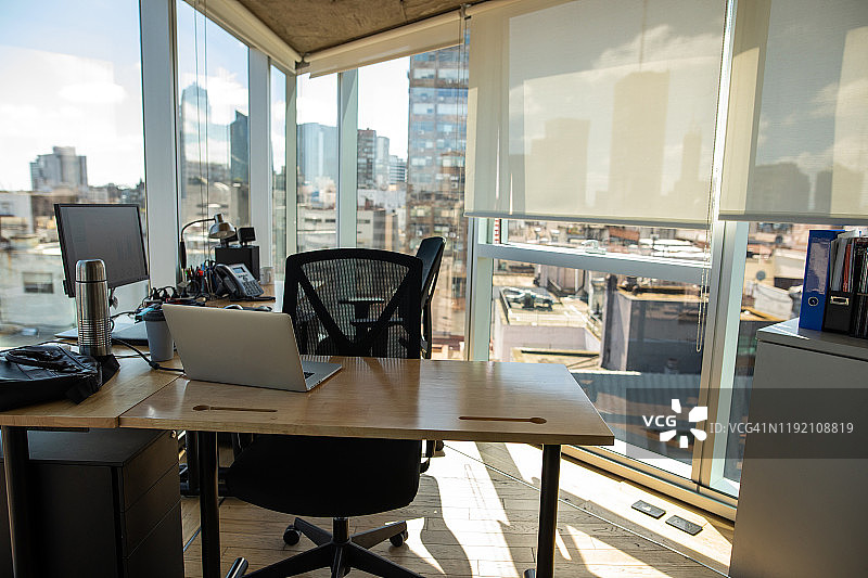 享有壮丽景色的办公室图片素材