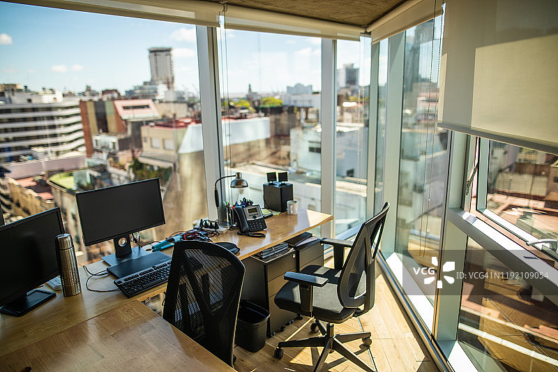高楼里的现代办公室图片素材