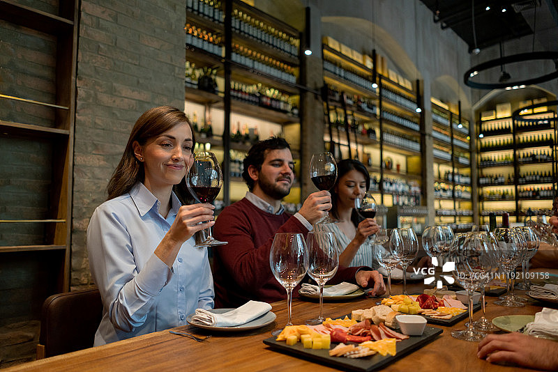 朋友们在酒窖品酒图片素材
