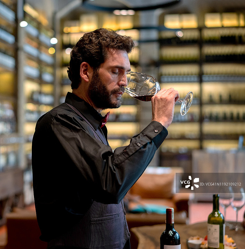 侍酒师在酒窖品酒图片素材
