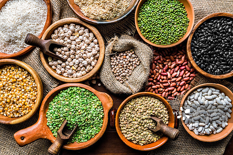 乡村木桌上的豆类种子俯视图图片素材