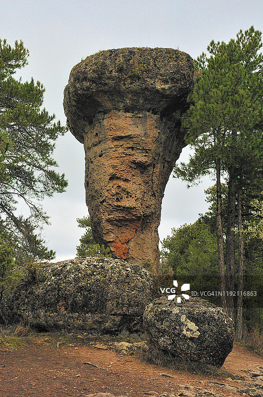 形状怪异的喀斯特岩石图片素材