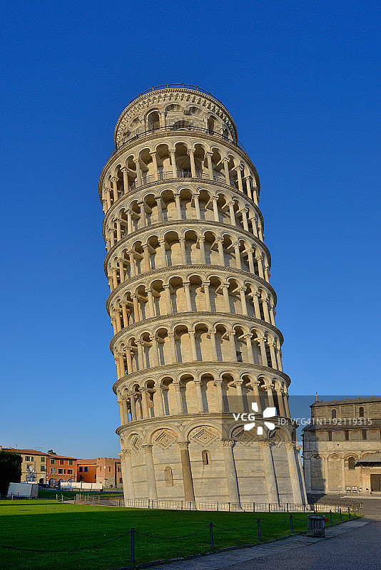 比萨大教堂广场的比萨斜塔图片素材