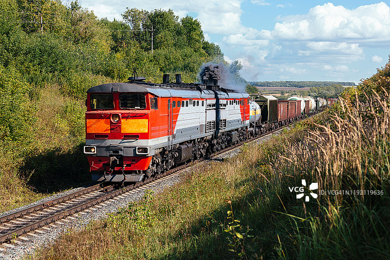 强劲内燃机车牵引重型货运列车图片素材