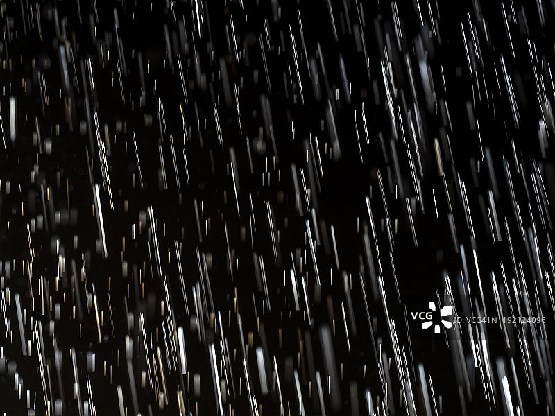 落在黑色背景上的雨滴图片素材