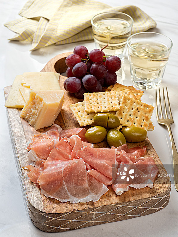 搭配白葡萄酒的意式开胃菜拼盘图片素材