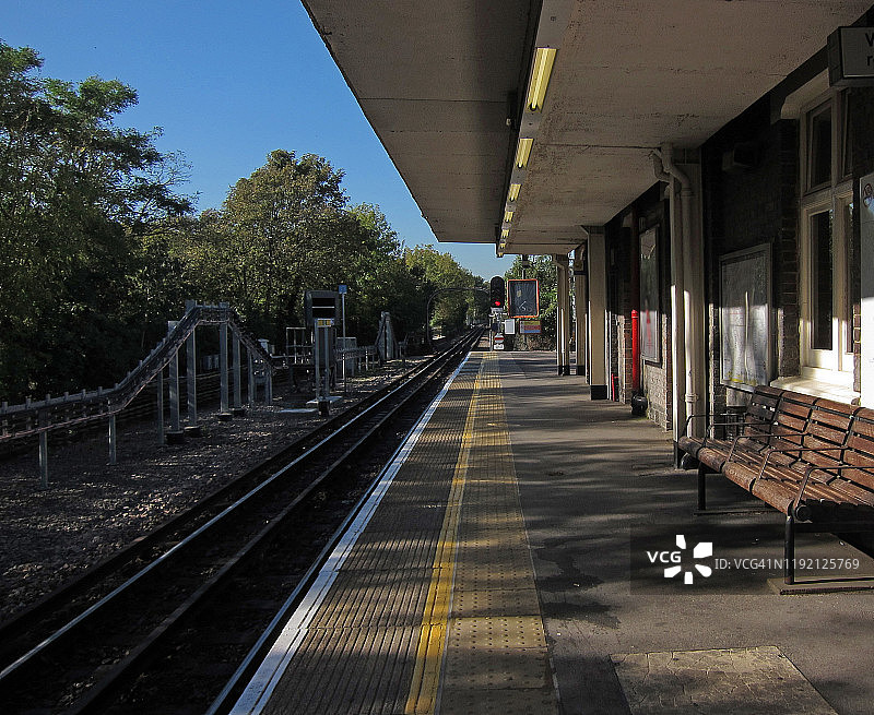 带长椅的空旷火车站图片素材
