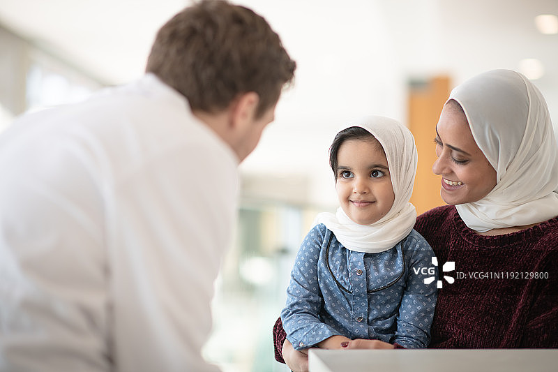 阿富汗母女看医生照片图片素材