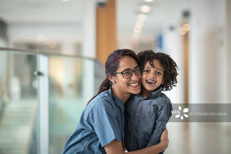 医生拥抱非洲男孩素材照片图片素材