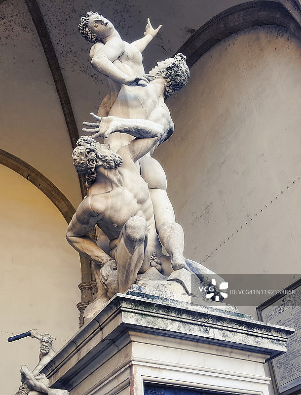 意大利佛罗伦萨贵族广场的萨比娜妇女被油菜花的雕像图片素材