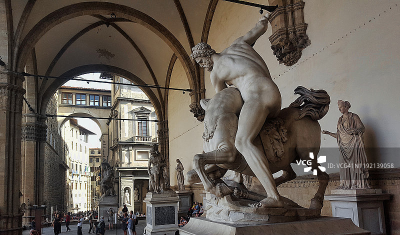 意大利佛罗伦萨领主广场佣兵凉廊的大力神与涅索斯雕像图片素材