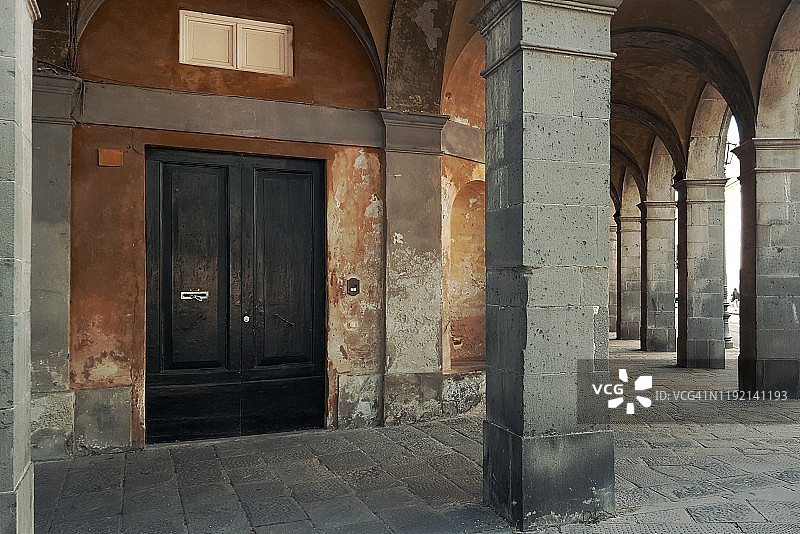 意大利托斯卡纳卢卡历史中心的柱廊图片素材