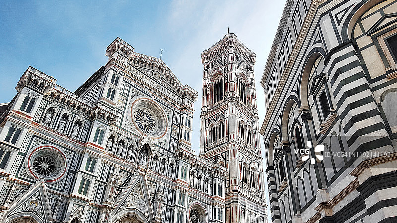佛罗伦萨历史中心的主教座堂广场（大教堂广场），有大教堂和佛罗伦萨洗礼堂图片素材