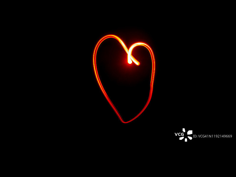 黑色背景上的红色爱心形状图片素材