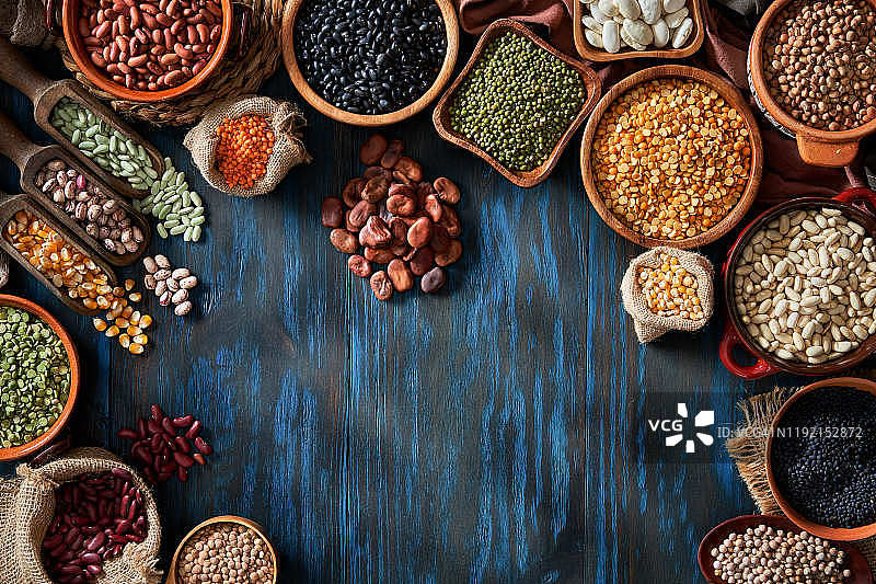 乡村木桌上的豆类和扁豆图片素材