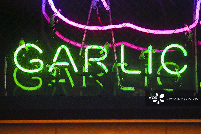 夜晚的霓虹灯“蒜”字图片素材