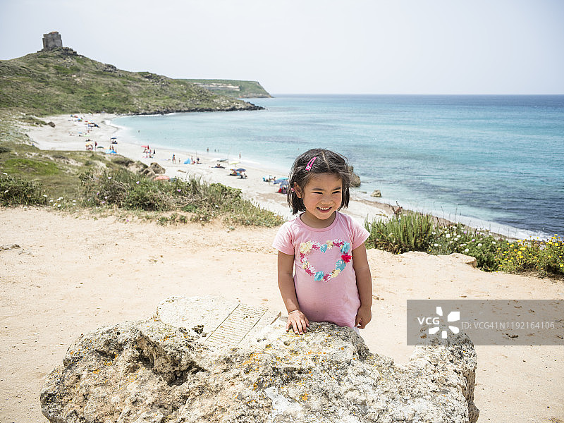 站在撒丁岛博萨老城前的女婴图片素材