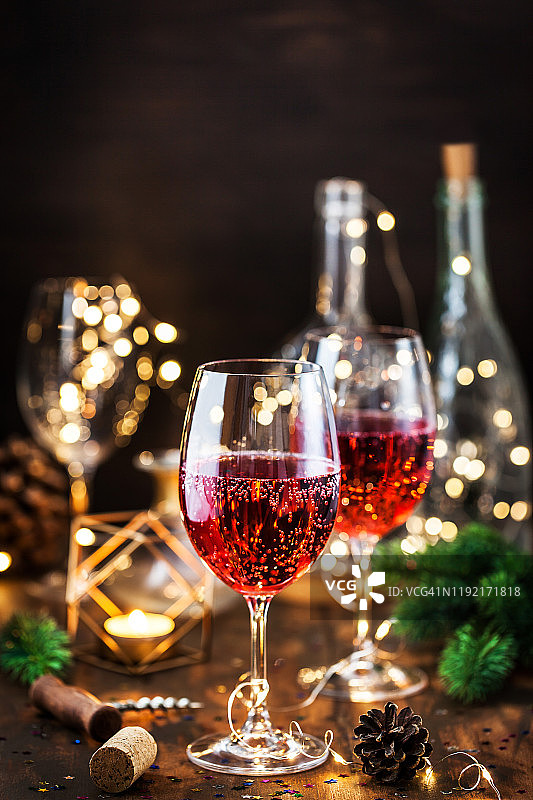 节日背景下的玫瑰气泡酒图片素材