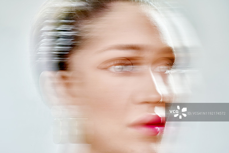 年轻女性的空灵之美和动态图片素材