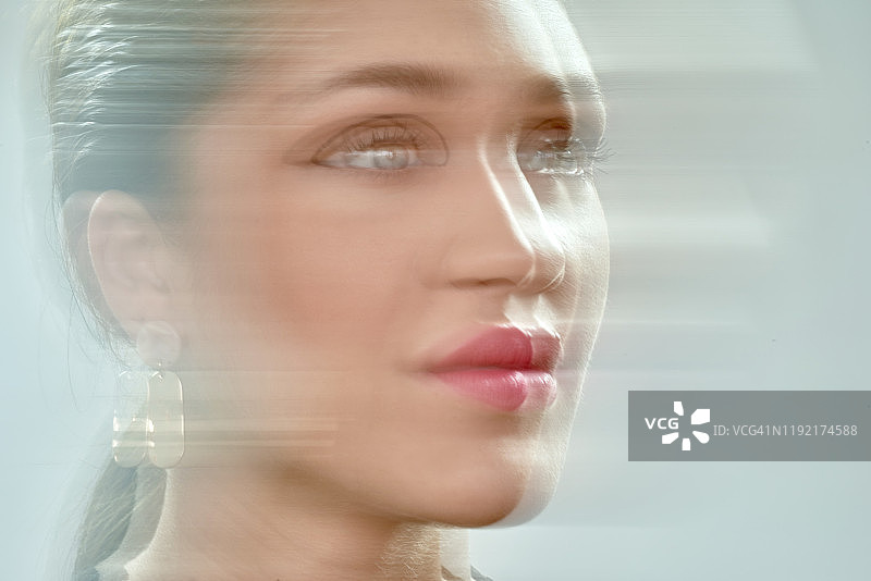 年轻女性的空灵之美和动态图片素材