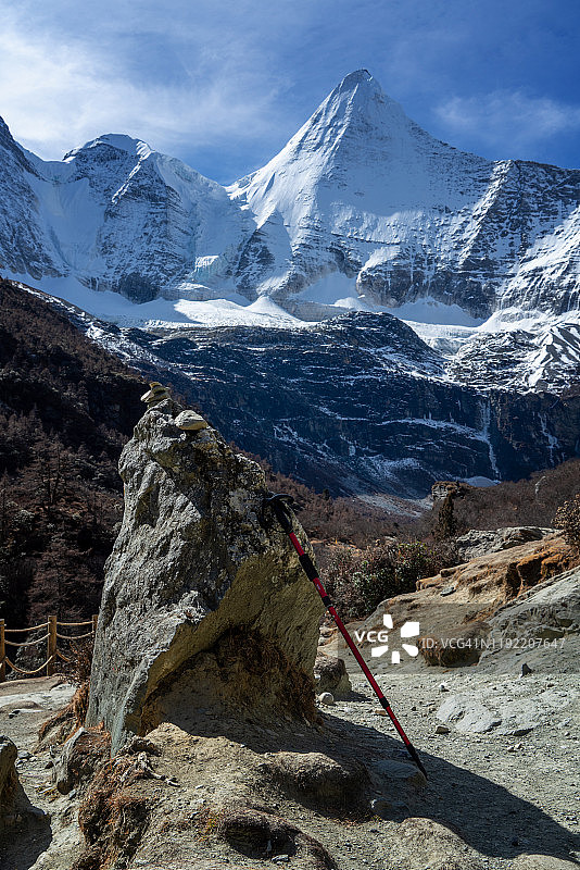 徒步装备与亚丁自然保护区雪山风光图片素材