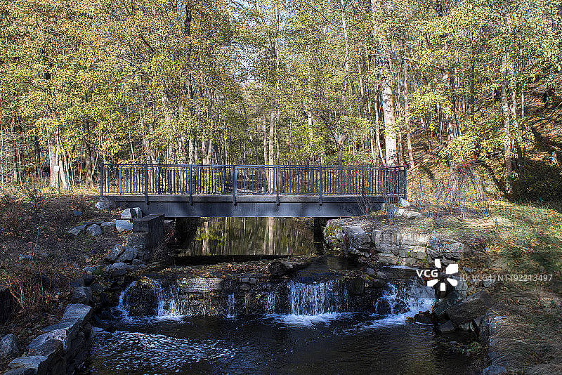 步行桥梁 - 冷泉保护区铸造厂的一部分图片素材
