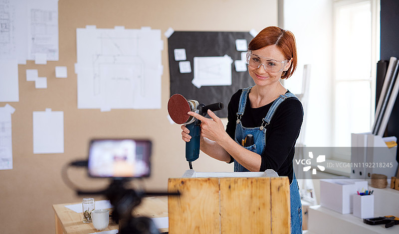 女视频博主制作关于旧家具修复的视频图片素材