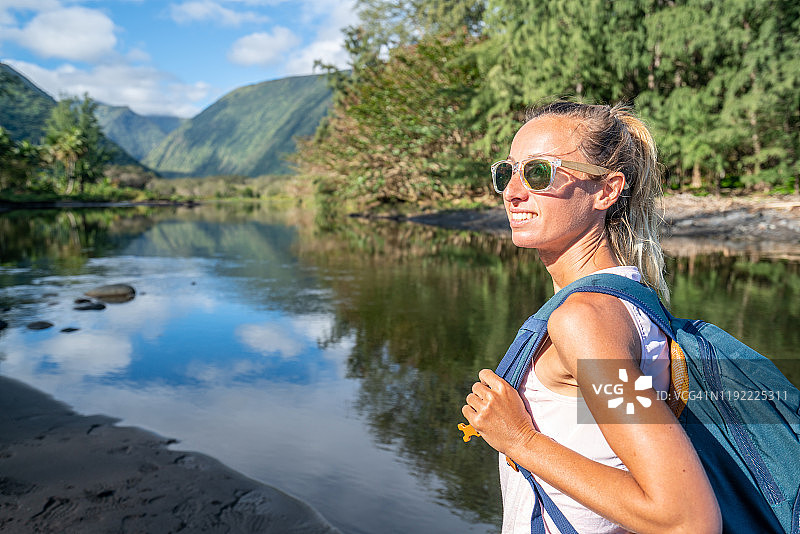 徒步女性在夏威夷怀皮奥山谷沉思图片素材