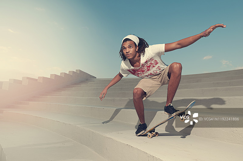 非裔美国男人玩滑板图片素材