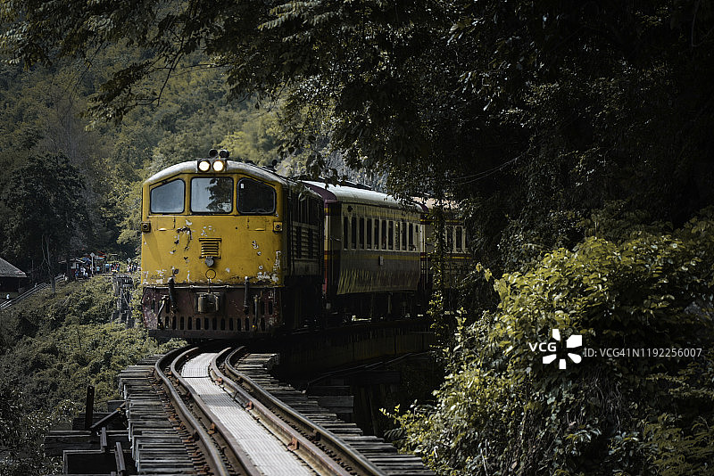 行驶在泰国北碧府克拉塞高架桥上的火车图片素材