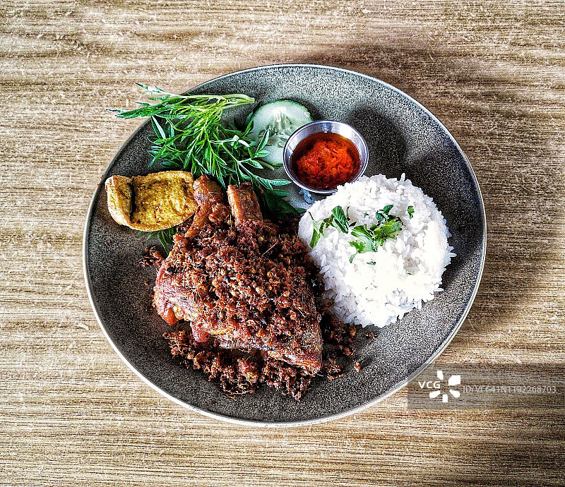 马来西亚沙捞越的Ayam Penyet菜肴俯视图图片素材