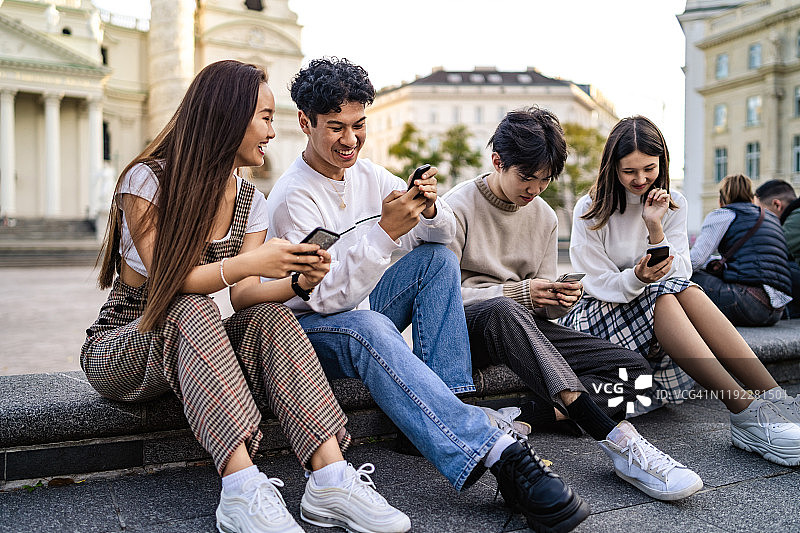 户外休闲的中国青少年图片素材