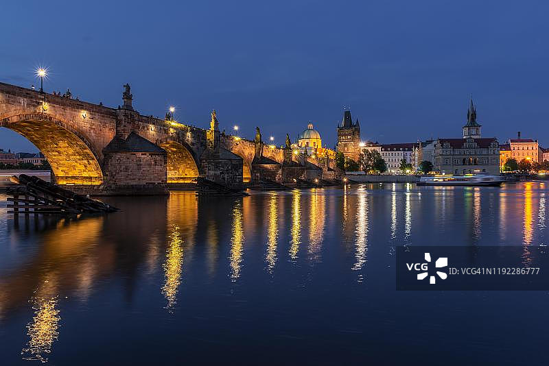 布拉格查理大桥和伏尔塔瓦河图片素材