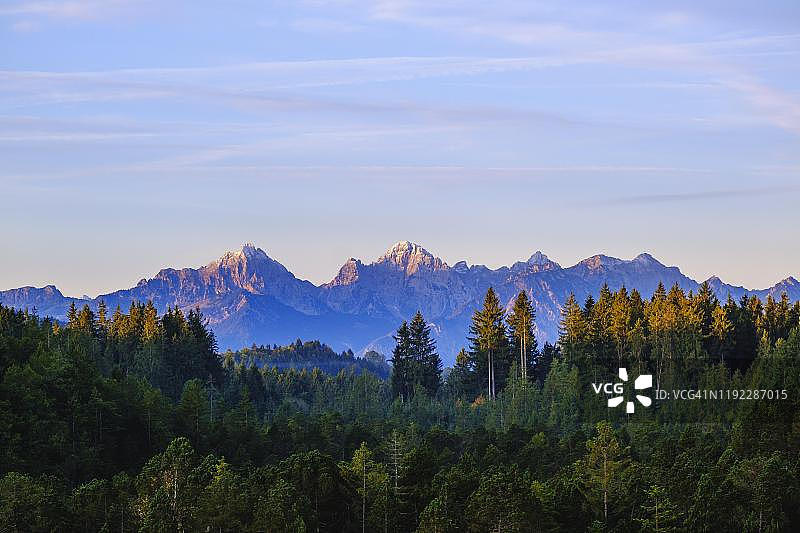 从施泰因加登附近的维斯看到的坦海姆山脉的盖伦施皮策峰和凯伦施皮策峰，上巴伐利亚阿尔高普法芬温克尔，德国巴伐利亚图片素材