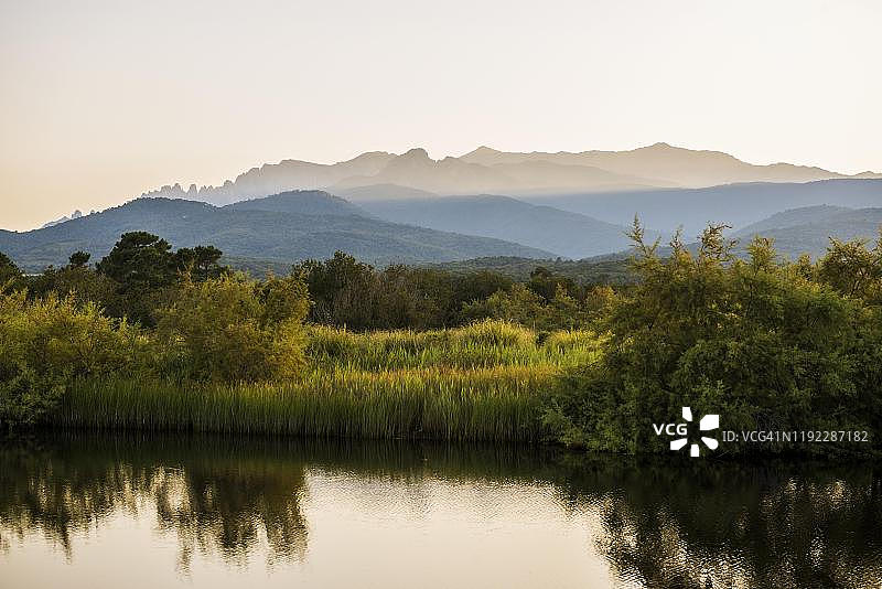 索伦扎拉泻湖与群山日落，上科西嘉，科西嘉岛，法国图片素材