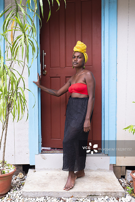 年轻女子站在户外图片素材