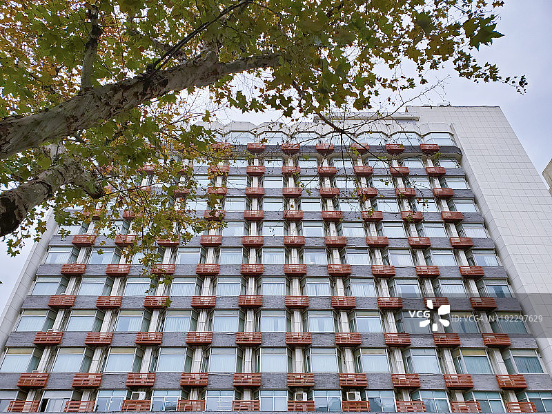 有规律排列空调的建筑立面图片素材