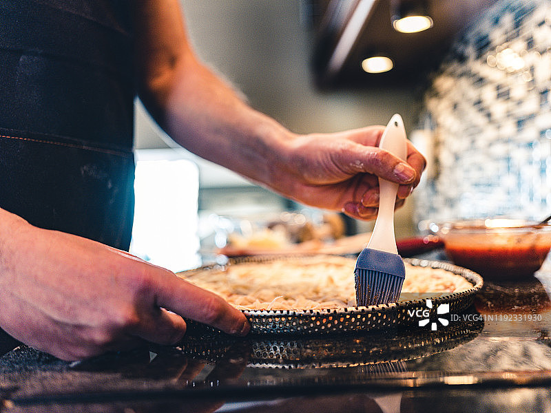 男人制作披萨图片素材