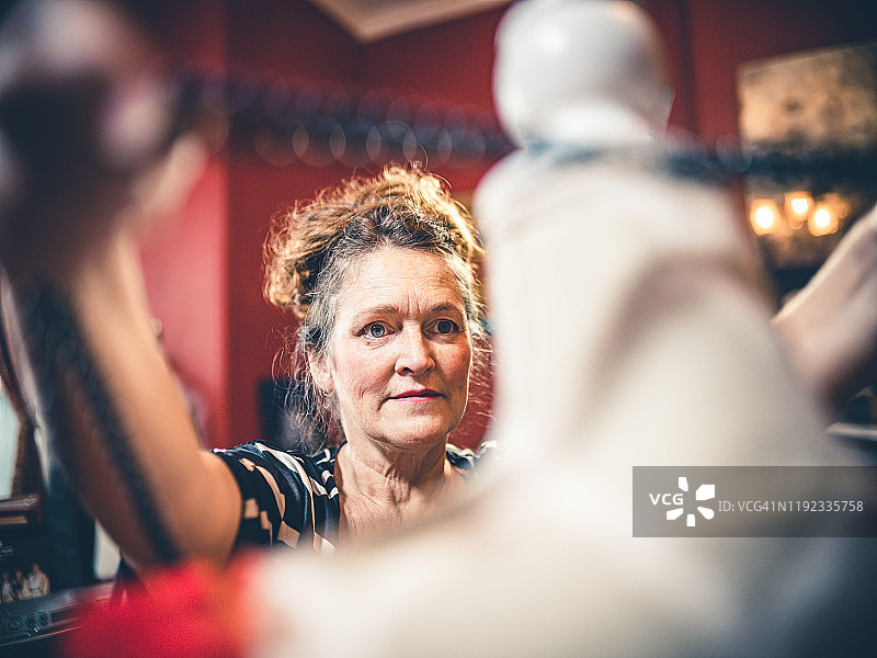 服装设计师工作照图片素材