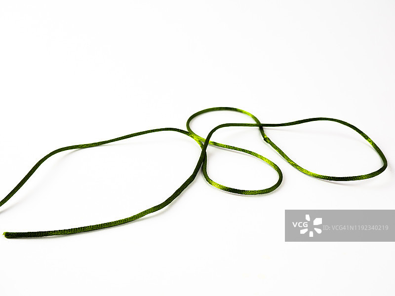 白色背景上的绿色丝线图片素材