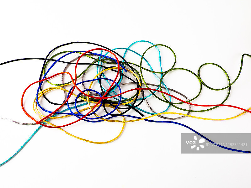 白色背景上缠绕的彩色丝线抽象背景图片素材
