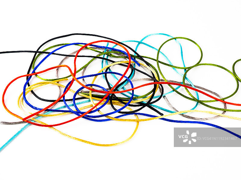 白色背景上缠绕的彩色丝线抽象背景图片素材