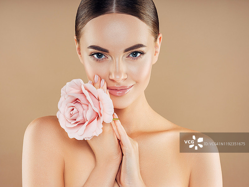 手持玫瑰的漂亮女人，自然的淡妆图片素材