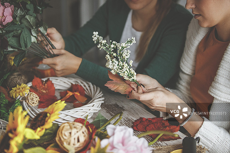女士们制作美丽的花艺图片素材